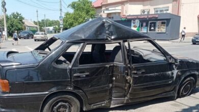 У Дніпрі посеред дороги стоїть автомобіль із проломленим дахом, який пройшов страшну ДТП (Відео)