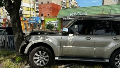 У Дніпрі позашляховик не поділив дорогу із парканом: водій у лікарні (Відео)