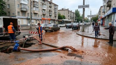 Дніпрі вулицю заливає коричнева рідина, схожа на токсичну (Відео)