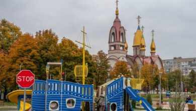 У Дніпрі діти відмили сквер від "творчості" місцевих вандалів (Відео)