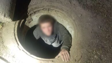 У центрі Дніпра двоє чоловіків влаштували «епічне» викрадення кабелю під час комендантської години (Фото)