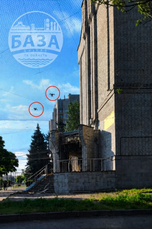 У місті на Дніпропетровщині російські FPV-дрони залетіли у відділення банку: загинуло двоє людей (Фото)