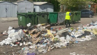 Баки з відходами у Дніпрі почали лякати навіть працівників сміттєвозів (Відео)