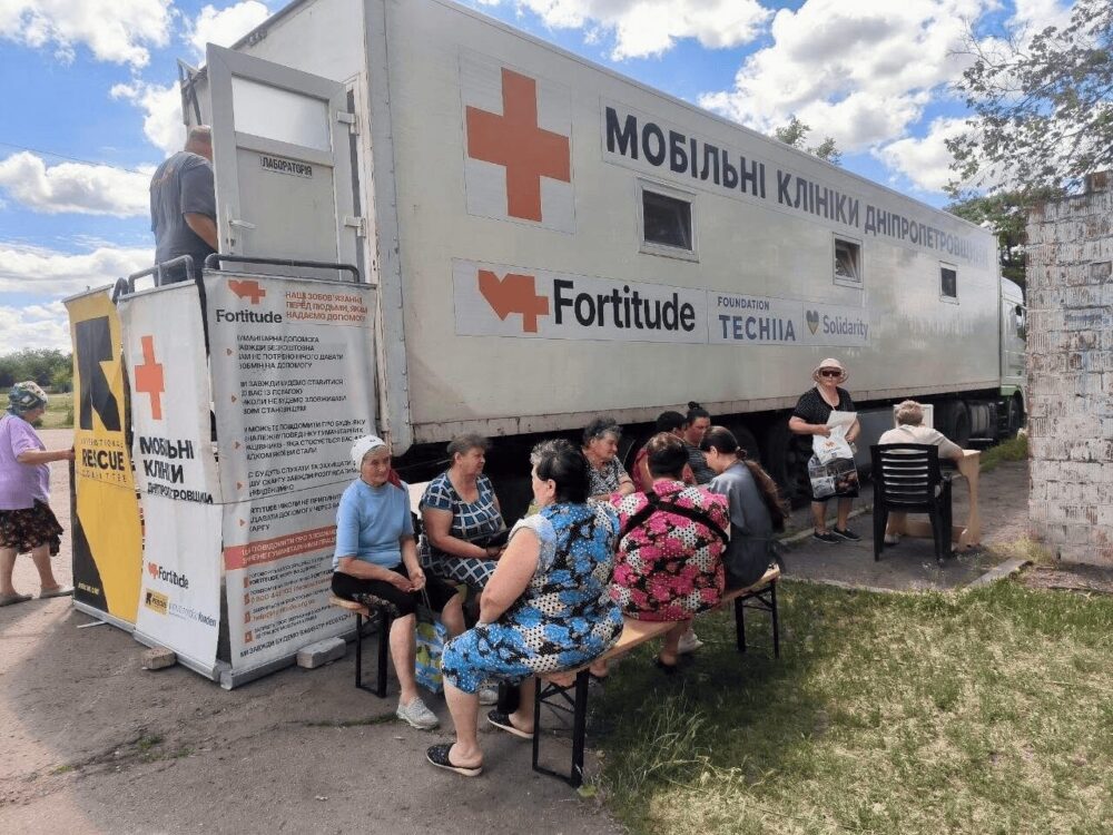 У прифронтових селах Дніпропетровщини майже рік працювала мобільна клініка: скільки мешканців отримали медичну допомогу (Фото)
