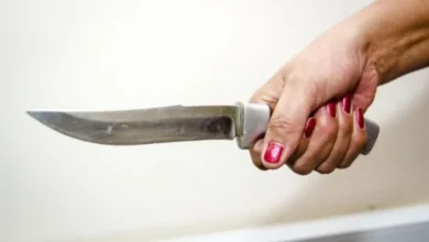 У Дніпрі жінка накинулася на чоловіка з ножем посеред вулиці (Відео)