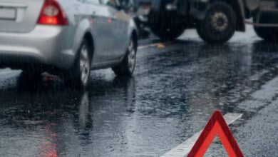 Підкинуло і протягнуло по мокрій трасі: у Дніпрі автомобіль на швидкості збив пішохода (Відео)