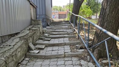 У місті на Дніпропетровщині до станції трамвая ведуть "вбивчі" сходи (Фото)