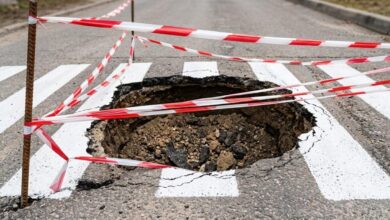 У Дніпрі на пішохідному переході провалюється асфальт (Фото)