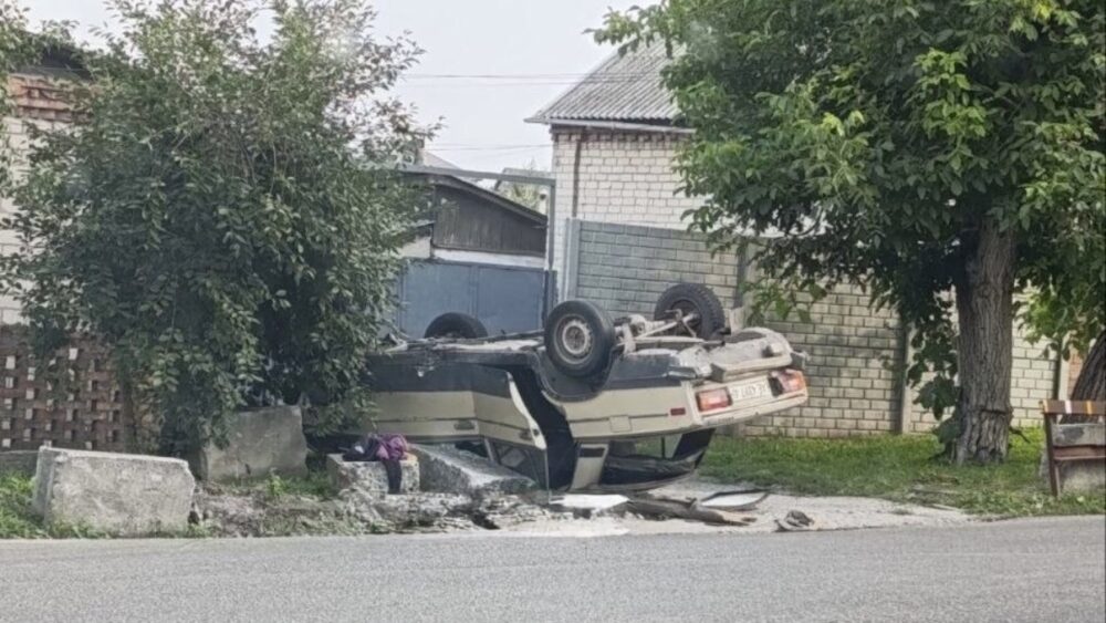 У Дніпрі раптово з’явився пам’ятник “перекинутому ВАЗу”: авто вже кілька днів лежить на узбіччі вулиці (ВІДЕО)