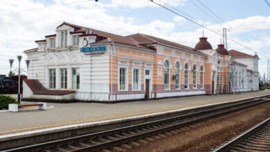 На станції Дніпропетровщини, де поїзди систематично евакуюють через загрозу атак, скаржаться на відсутність укриття (Фото)
