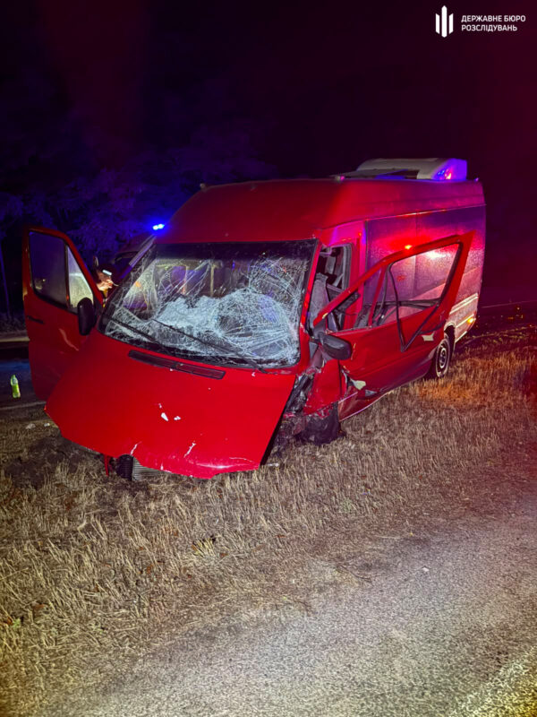 На Дніпропетровщині поліцейський із Донеччини сів за кермо п'яний і влаштував ДТП із мікроавтобусом (Фото)