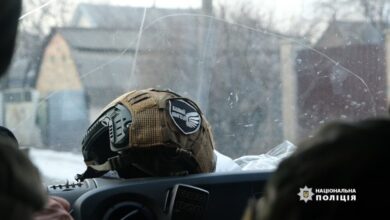 На Дніпропетровщині поліцейські евакуювали з прифронтового селища 2 поранених людей та вивезли тіло померлого чоловіка (Відео)