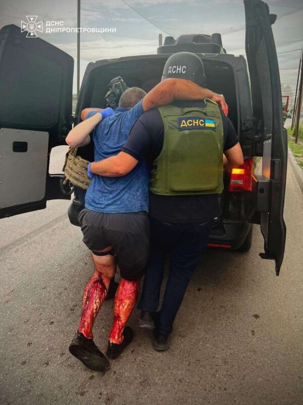 На Дніпропетровщині росіяни обстріляли житловий будинок, в якому гасили пожежу рятувальники (Фото)