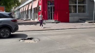 У центрі Дніпра утворилося "подвійне" провалля, через яке водії можуть залишитися без коліс (Відео)