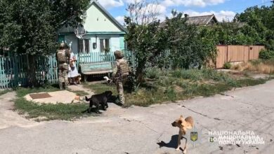 На Дніпропетровщині поліцейські завезли "гуманітарку" і закликали евакуюватися мешканців прифронтового селища (Відео)
