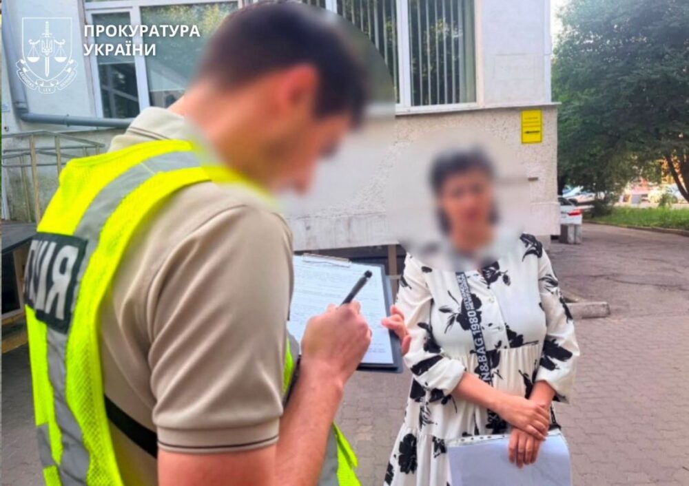 На Прикарпатті сурогатне материнство виявилося торгівлею людьми: жінка намагалася продати новонародженого сина за $20 000 (Фото)