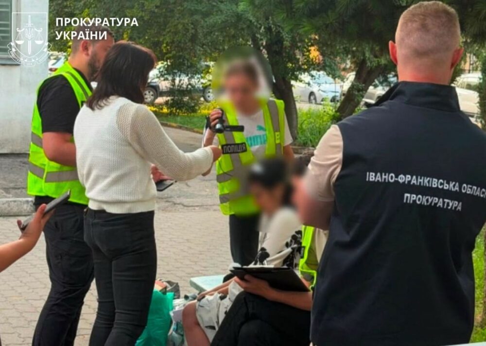 На Прикарпатті сурогатне материнство виявилося торгівлею людьми: жінка намагалася продати новонародженого сина за $20 000 (Фото)