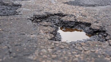 У Дніпрі через затяжні дощі і недбалість комунальників масово руйнуються дороги і будинки (Відео)