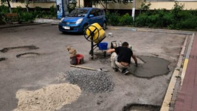 У Дніпрі мешканці власними силами ремонтують дорожнє покриття (Фото)