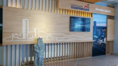 З Покровська до Дніпра евакуювали скульптуру, яка є оберегом шахтарів (Фото)