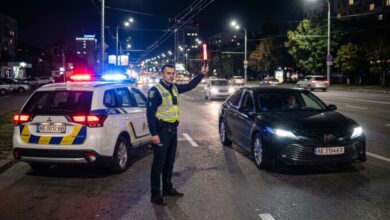 У Дніпрі чоловік посадив 15-річну дівчину за кермо Opel під час комендантської години (Фото)
