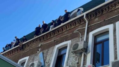 Стрибають із вікон і грають у хованки на даху: у Дніпрі офісники втікають від правоохоронців під час обшуків (Відео)