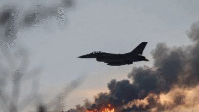 На Дніпропетровщині поліцейські показали кадри порятунку літнього подружжя, чий будинок знищила російська атака (Відео та Фото)