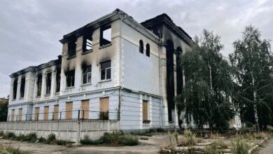 У Нікополі мародери розграбовують зруйновану російською атакою будівлю банку (Фото)