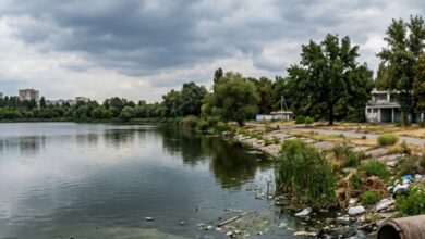 У Дніпрі після купання в озері, в яке роками зливають невідомі речовини, діти вкрилися висипами: батьки б'ють на сполох (Фото)