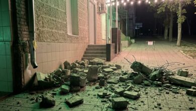 У центрі міста на Дніпропетровщині обвалюється фасад будівлі: шматок конструкції завис над пішохідною зоною (Фото)
