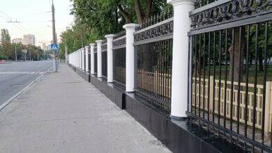У місті на Дніпропетровщині провели "однобокий" ремонт паркану за понад 2,7 млн грн (Відео)