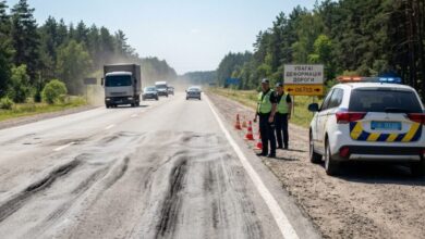 На трасі до Києва деформувався асфальт: водії їдуть через узбіччя (Відео)