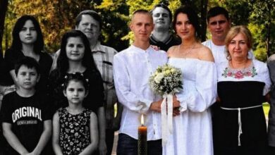 На Дніпропетровщині провели в останню путь родину Воронових, яку у власному будинку вбила російська ракета (Фото)