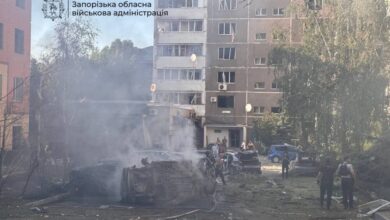 У Запоріжжі поліцейські показали, як врятували 16-річну дівчинку після того, як росіяни скинули на місто 8 КАБів (Відео)