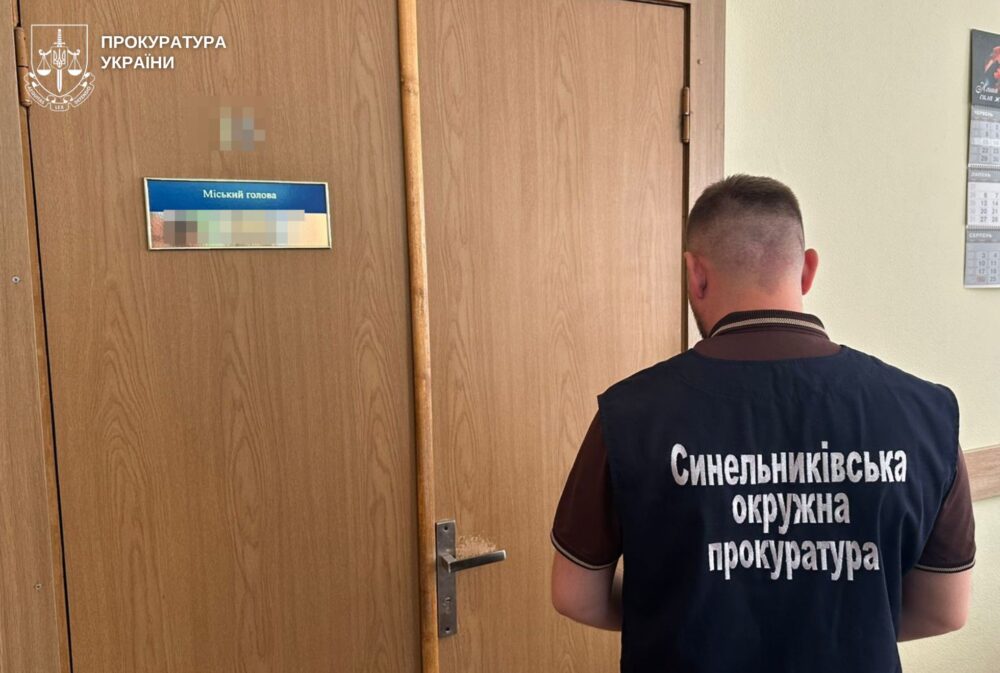 На Дніпропетровщині постануть перед судом міський голова і посадовиці соцслужб за спробу заробити на дитячому будинку (Фото)