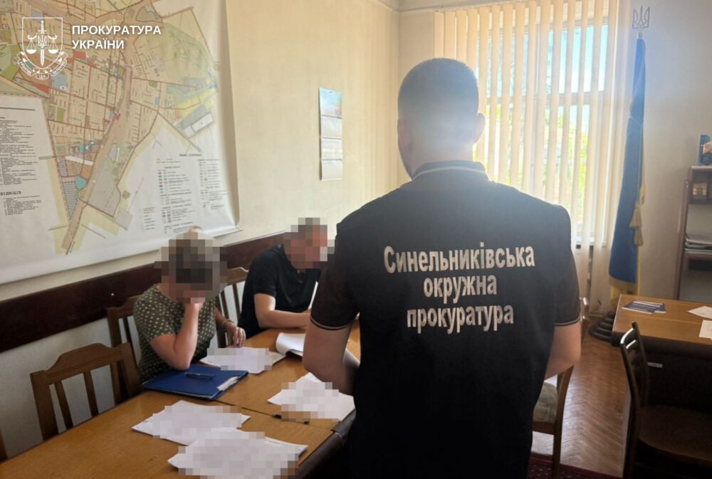На Дніпропетровщині постануть перед судом міський голова і посадовиці соцслужб за спробу заробити на дитячому будинку (Фото)