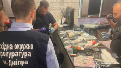 У Дніпрі на орендованій квартирі гуртом збували наркотики по всій Україні: організатор щомісяця заробляв 5 млн грн (Відео та Фото)