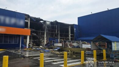 Загинув 40-річний чоловік: у Харкові триває рятувальна операція у зруйнованому російським БпЛА "Епіцентрі" (Відео та Фото)