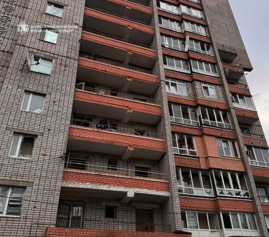 Росіяни обстріляли центр міста та селища Дніпропетровщини: постраждало 8 людей (Фото)