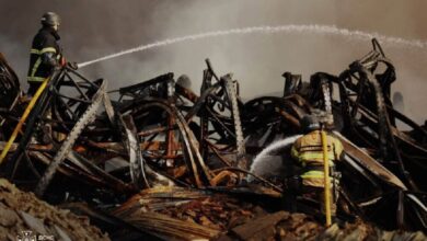 У Дніпрі продовжують гасити пожежу на складі морозива, яка спалахнула внаслідок російської атаки (Фото)