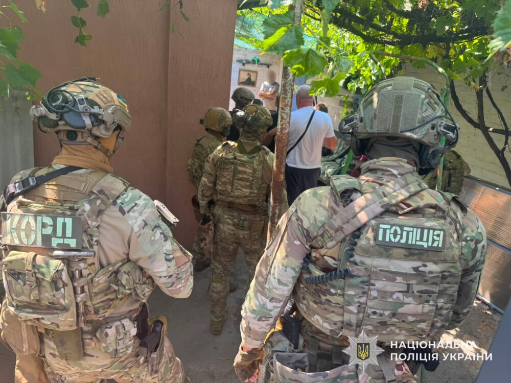 На Дніпропетровщині за підтримки КОРД затримали двох чоловіків, які вимагали у 44-річного знайомого 5 тис. доларів і автомобілі (Фото)
