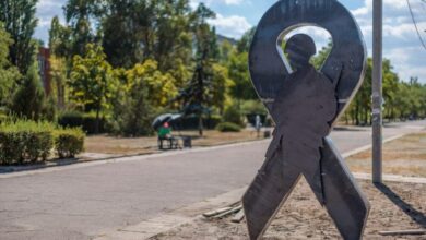 На Дніпропетровщині біля кінотеатру облаштовують "місце чекання" з силуетом українського воїна: про що ця інсталяція (Фото)