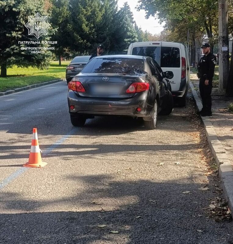 Вийшов з автомобіля і намагався сховати пакет: у Дніпрі затримали чоловіка з наркотиками (Фото)