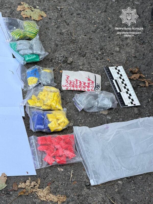 Вийшов з автомобіля і намагався сховати пакет: у Дніпрі затримали чоловіка з наркотиками (Фото)