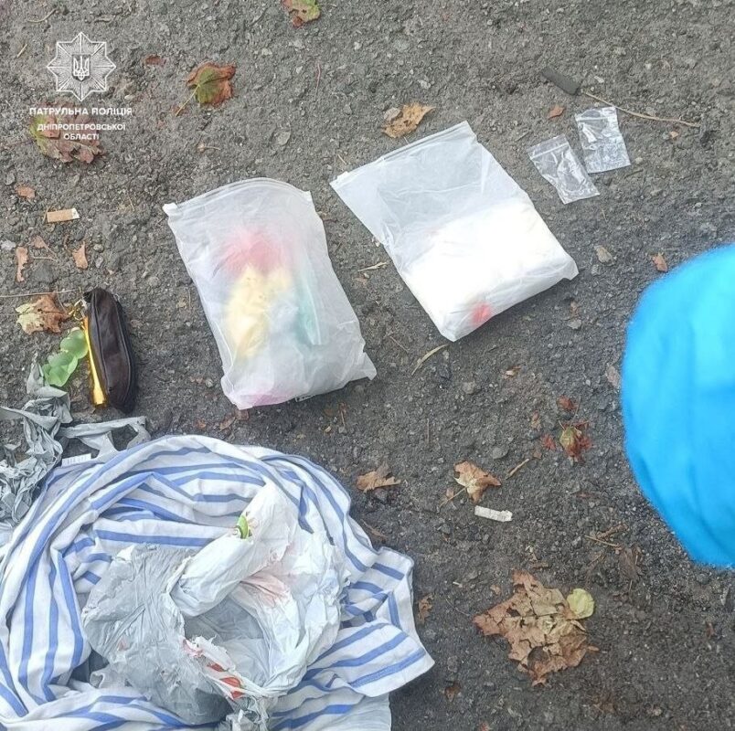 Вийшов з автомобіля і намагався сховати пакет: у Дніпрі затримали чоловіка з наркотиками (Фото)