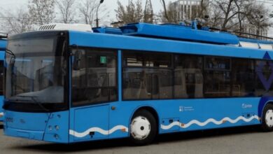 У Дніпр слідом за маршруткою з фонтаном з'явився тролейбус із душем (Відео)