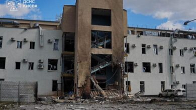У Києві армія РФ вдарила по будівлі телеканалу під час прямого ефіру: постраждало 5 людей (Відео та Фото)