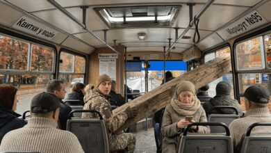 В автобусі Дніпра на військового обвалилася дерев'яна балка (Фото)