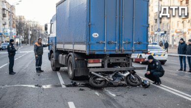 У Дніпрі внаслідок ДТП мотоцикл затиснуло під вантажівкою (Фото)