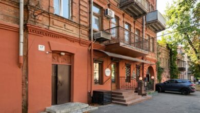 На будівлі у центрі Дніпра під утепленим фасадом збереглася реклама 19 століття (Фото)